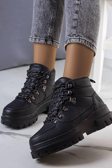 Čierne zimné turistické...