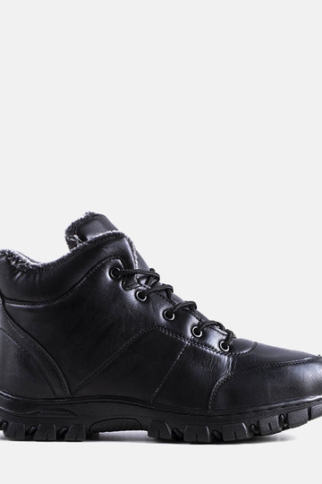 Čierne lakované čižmy...