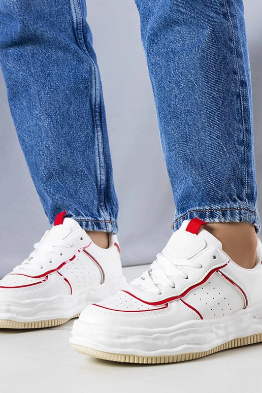 Biele tenisky s červenými vsadkami...