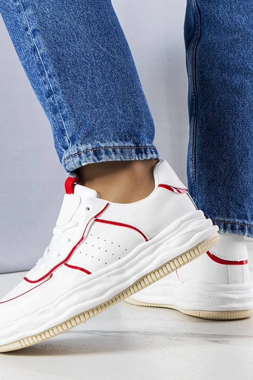 Biele tenisky s červenými vsadkami...