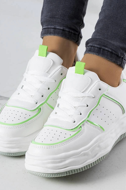 Biele tenisky so zelenými vsadkami...