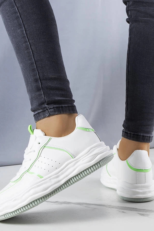 Biele tenisky so zelenými vsadkami...