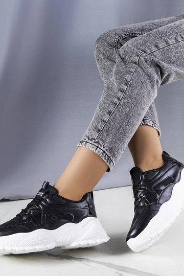 Čierne tenisky s masívnou...