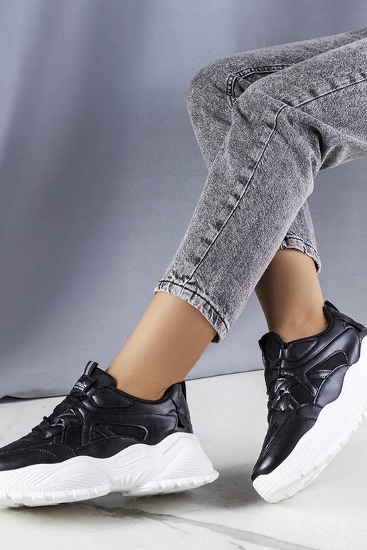 Čierne tenisky s masívnou podrážkou...