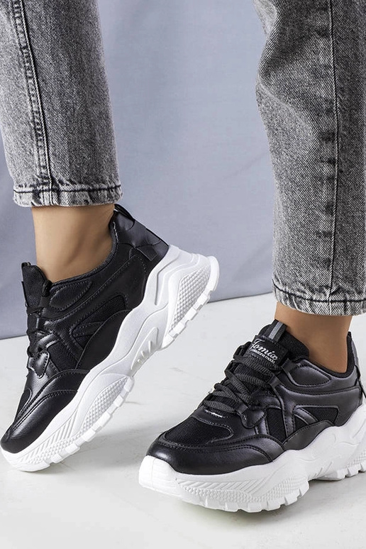 Čierne tenisky s masívnou podrážkou...