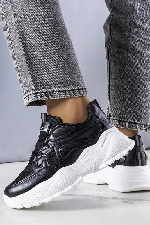 Čierne tenisky s masívnou podrážkou...