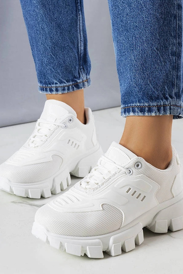 Biele športové topánky na...