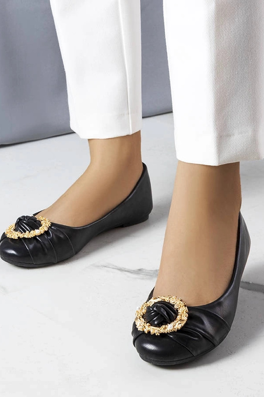 Čierne balerínky so zlatým zdobením...