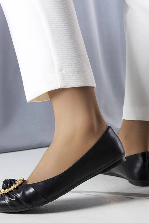 Čierne balerínky so zlatým zdobením...