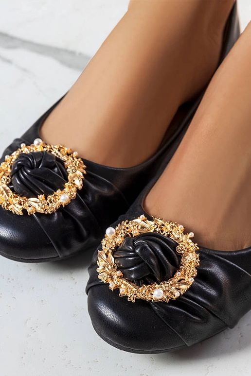 Čierne balerínky so zlatým zdobením...