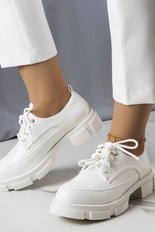 Biele poltopánky na masívnej...