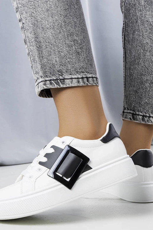 Biele tenisky zdobené čiernou Toni...