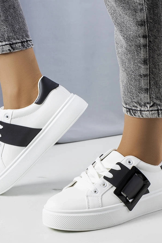 Biele tenisky zdobené čiernou Toni...