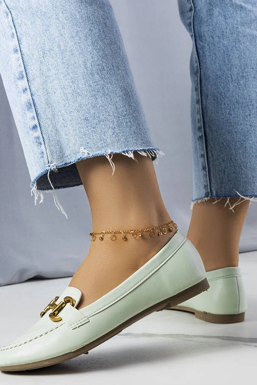 Zelené mokasíny so zlatým zdobením...