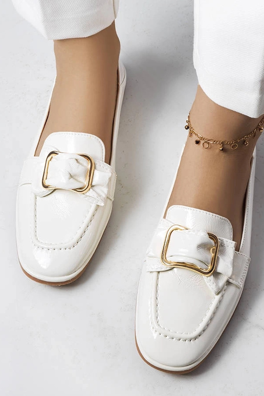 Biele lakované mokasíny so sponou,...