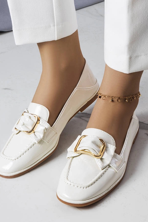 Biele lakované mokasíny so sponou,...