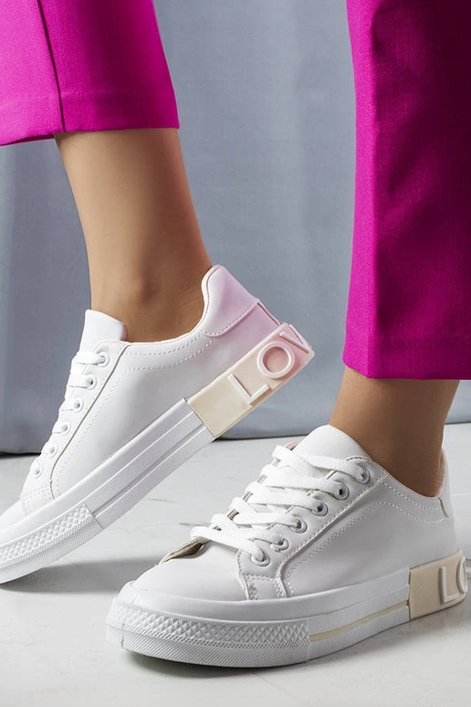 Bielo-béžové tenisky zdobené nápisom...