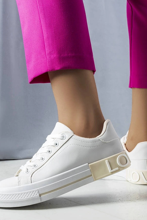 Bielo-béžové tenisky zdobené nápisom...