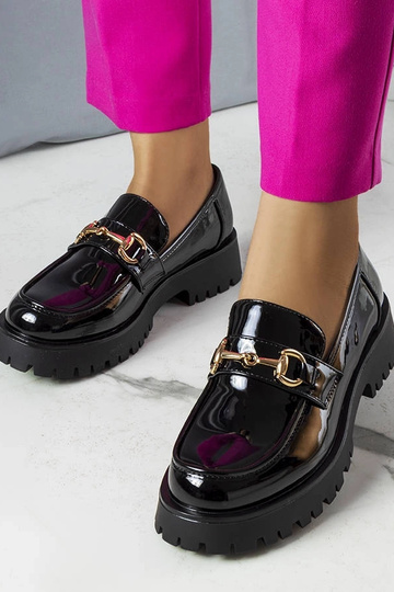 Čierne lakované poltopánky... 2