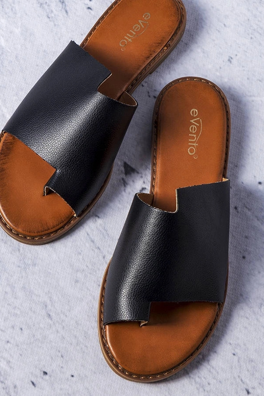 Čierne šľapky s nepravidelným... Čierne šľapky s nepravidelným...