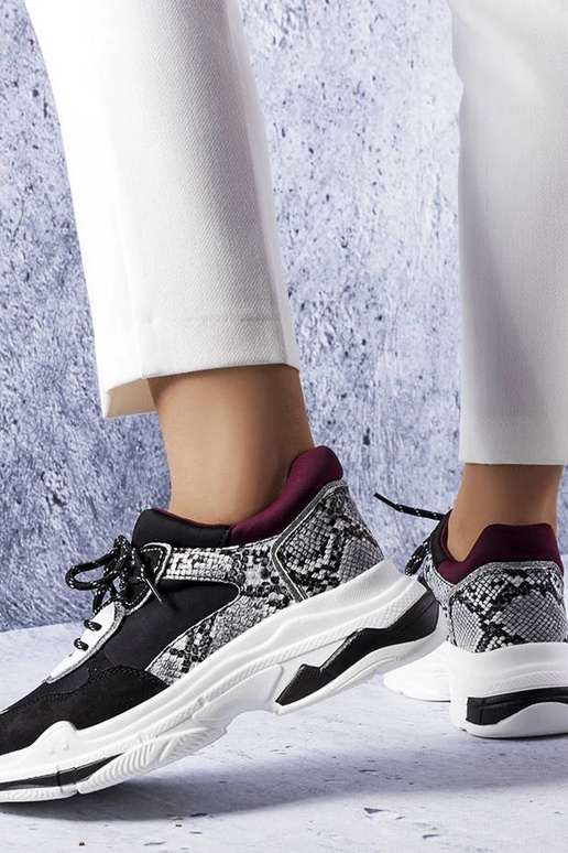 Čierne tenisky zdobené vsadkami Savard