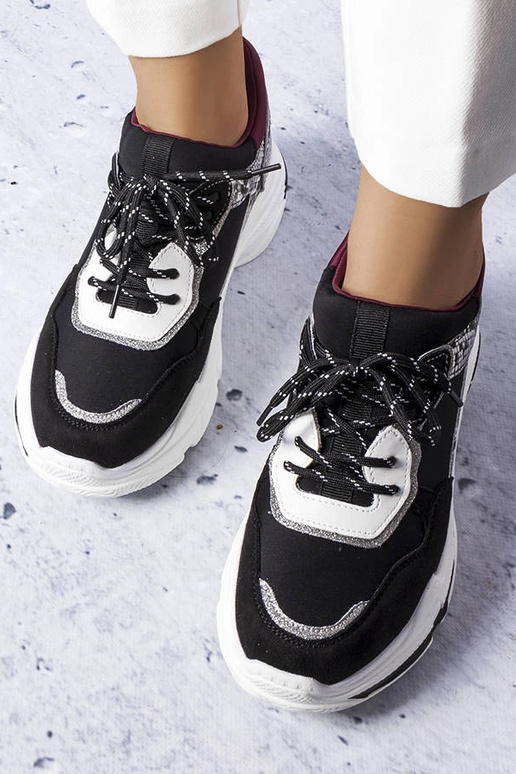 Čierne tenisky zdobené vsadkami Savard