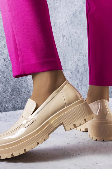 Béžové lakované topánky... 2