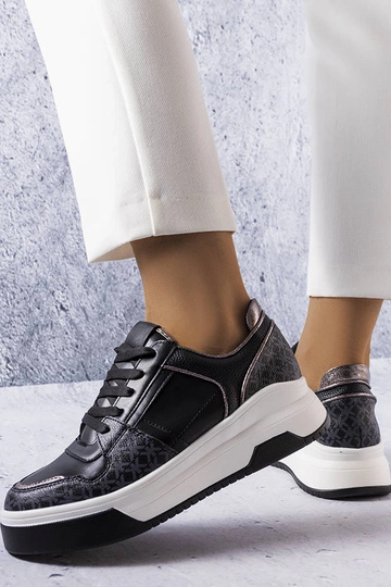 Čierne tenisky zdobené...