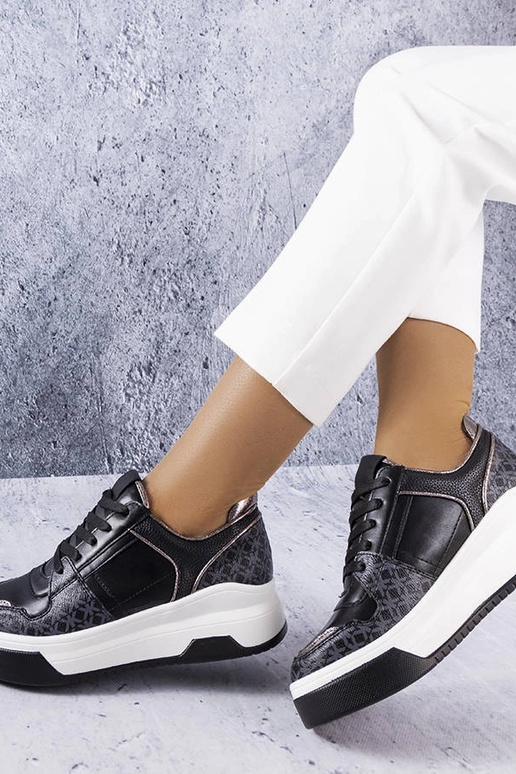 Čierne tenisky zdobené monogramom...