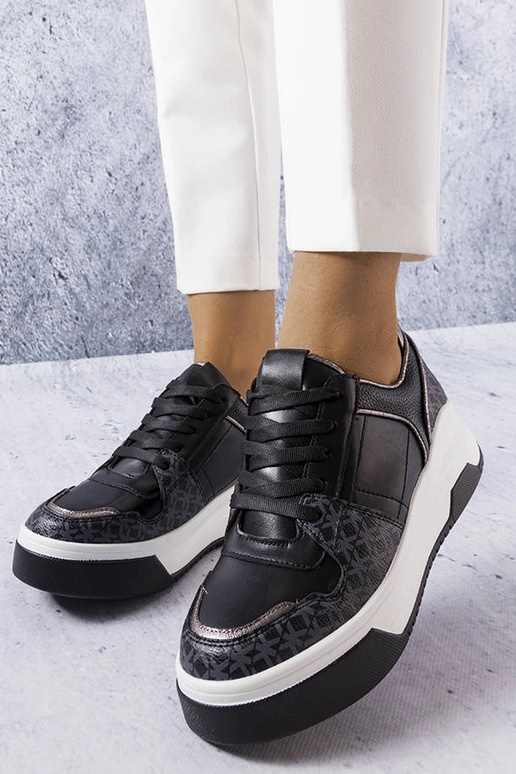 Čierne tenisky zdobené monogramom...