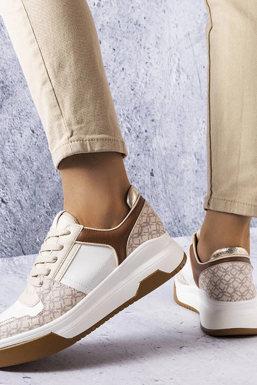 Hnedé tenisky zdobené monogramom...