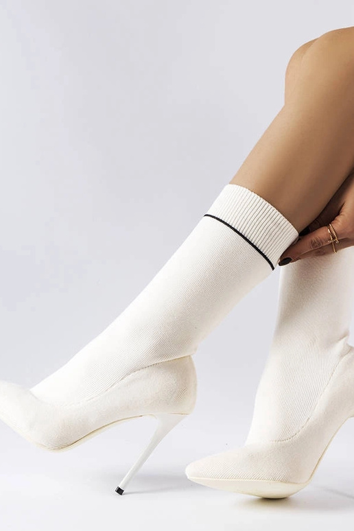 Biele ponožkové čižmy na vysokom...