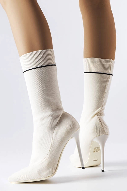 Biele ponožkové čižmy na vysokom...