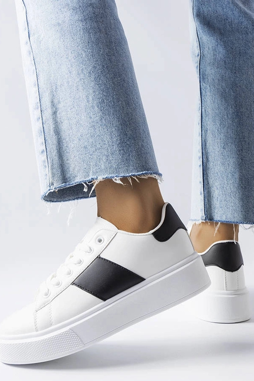 Biele tenisky s čiernym remienkom...