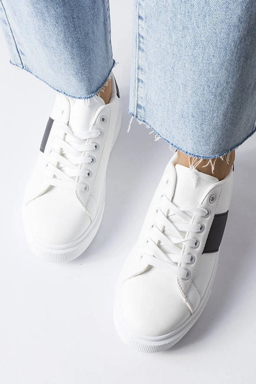 Biele tenisky s čiernym remienkom...