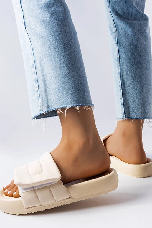 Béžové šľapky so zapínaním na suchý...