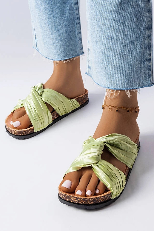 Zelené šľapky zdobené materiálom Fresne