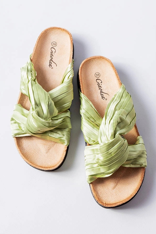 Zelené šľapky zdobené materiálom Fresne