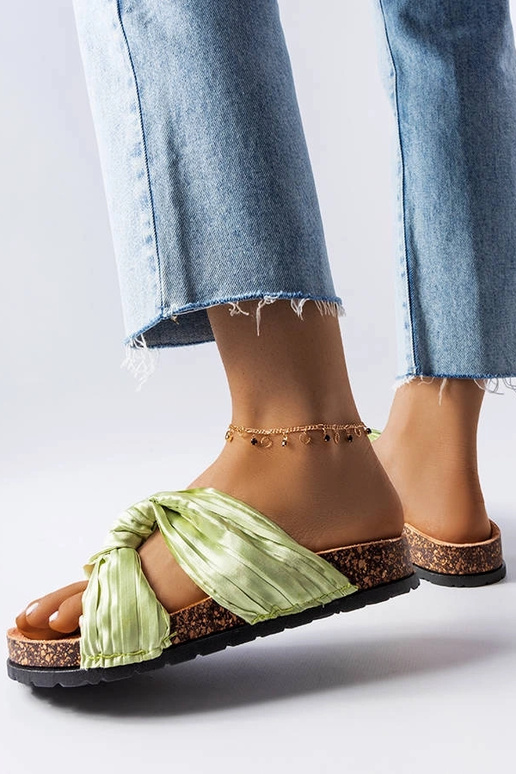 Zelené šľapky zdobené materiálom Fresne