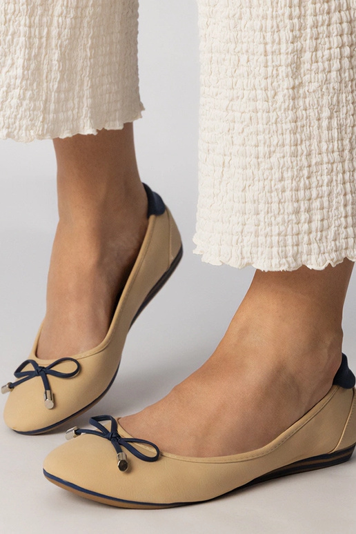 Pieskové topánky zdobené mašličkou,...