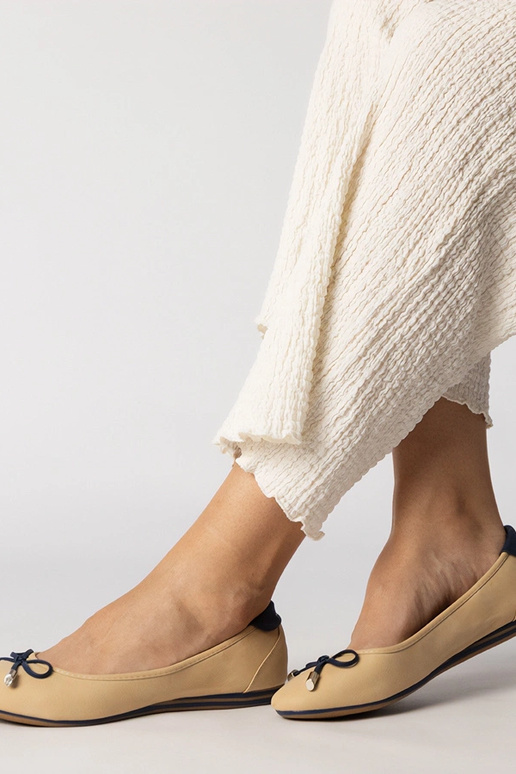 Pieskové topánky zdobené mašličkou,...