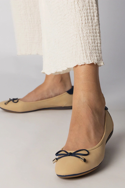 Pieskové topánky zdobené mašličkou,...