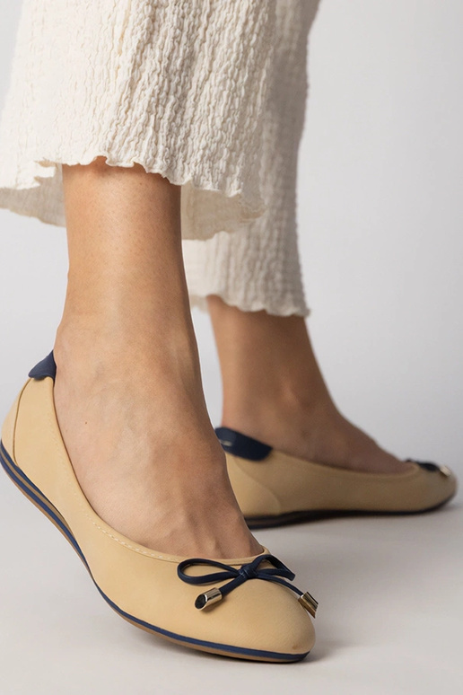 Pieskové topánky zdobené mašličkou,...