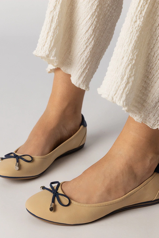 Pieskové topánky zdobené mašličkou,...