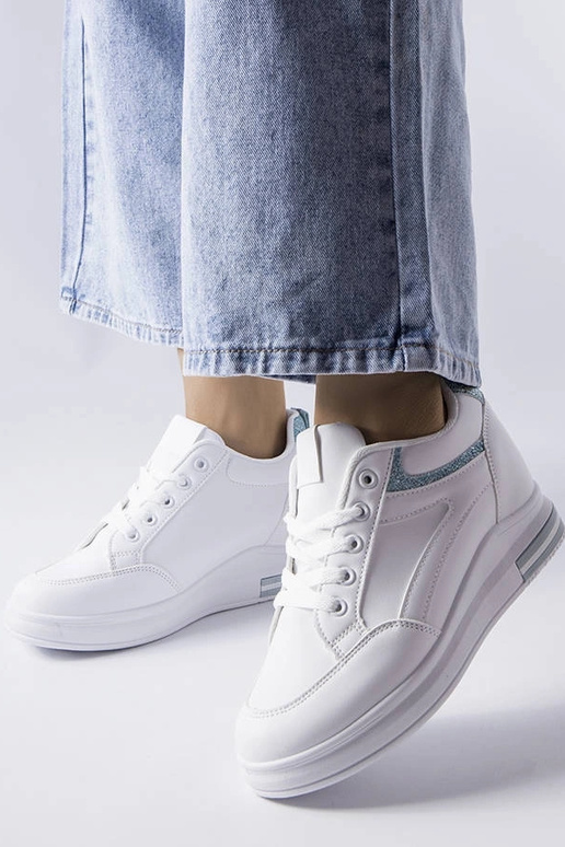 Biele športové topánky s lesklými... Biele športové topánky s lesklými...