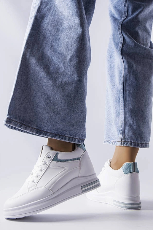 Biele športové topánky s lesklými... Biele športové topánky s lesklými...