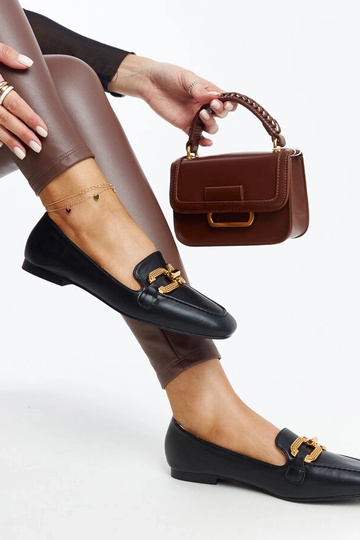 Čierne mokasíny s Rousseau...