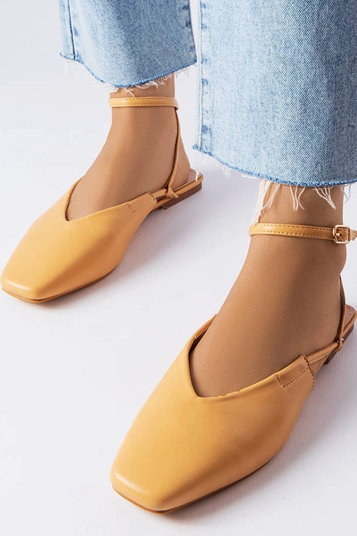 Béžové sandále s uzavretou špičkou...