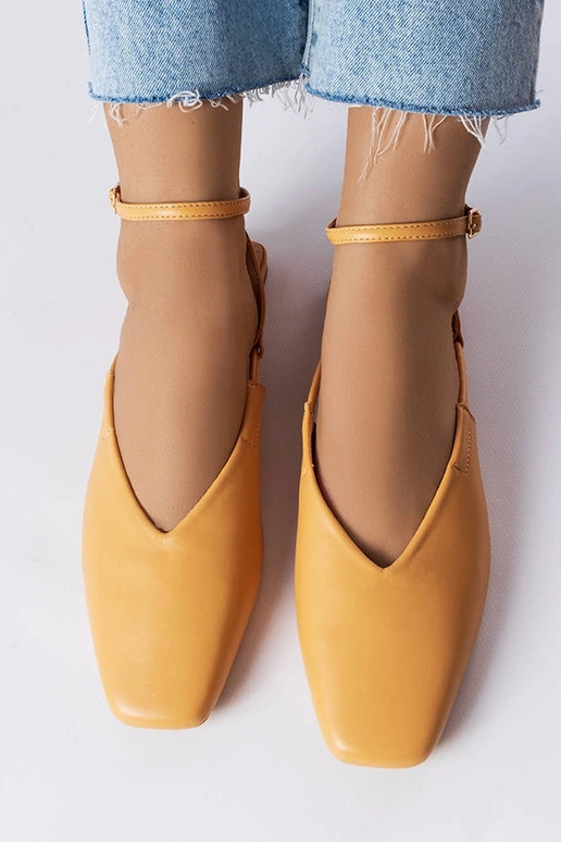 Béžové sandále s uzavretou špičkou...