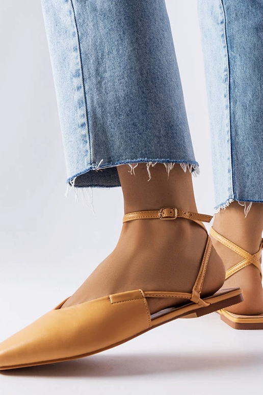 Béžové sandále s uzavretou špičkou...